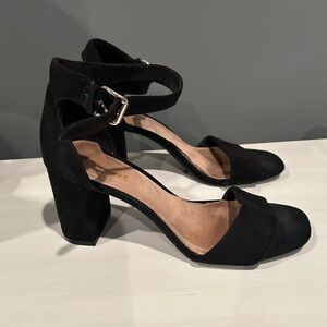 Elegant Black Women's Block Heel Sandals
Worn once for a wedding.